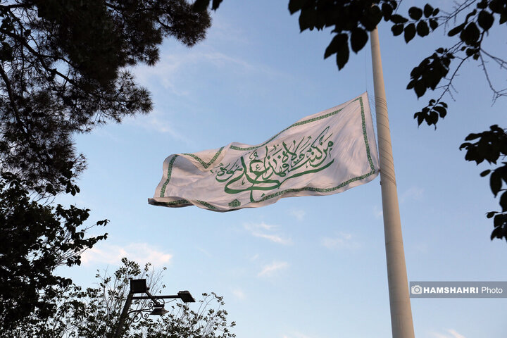 اهتزاز بزرگترین پرچم علوی بر فراز تهران
