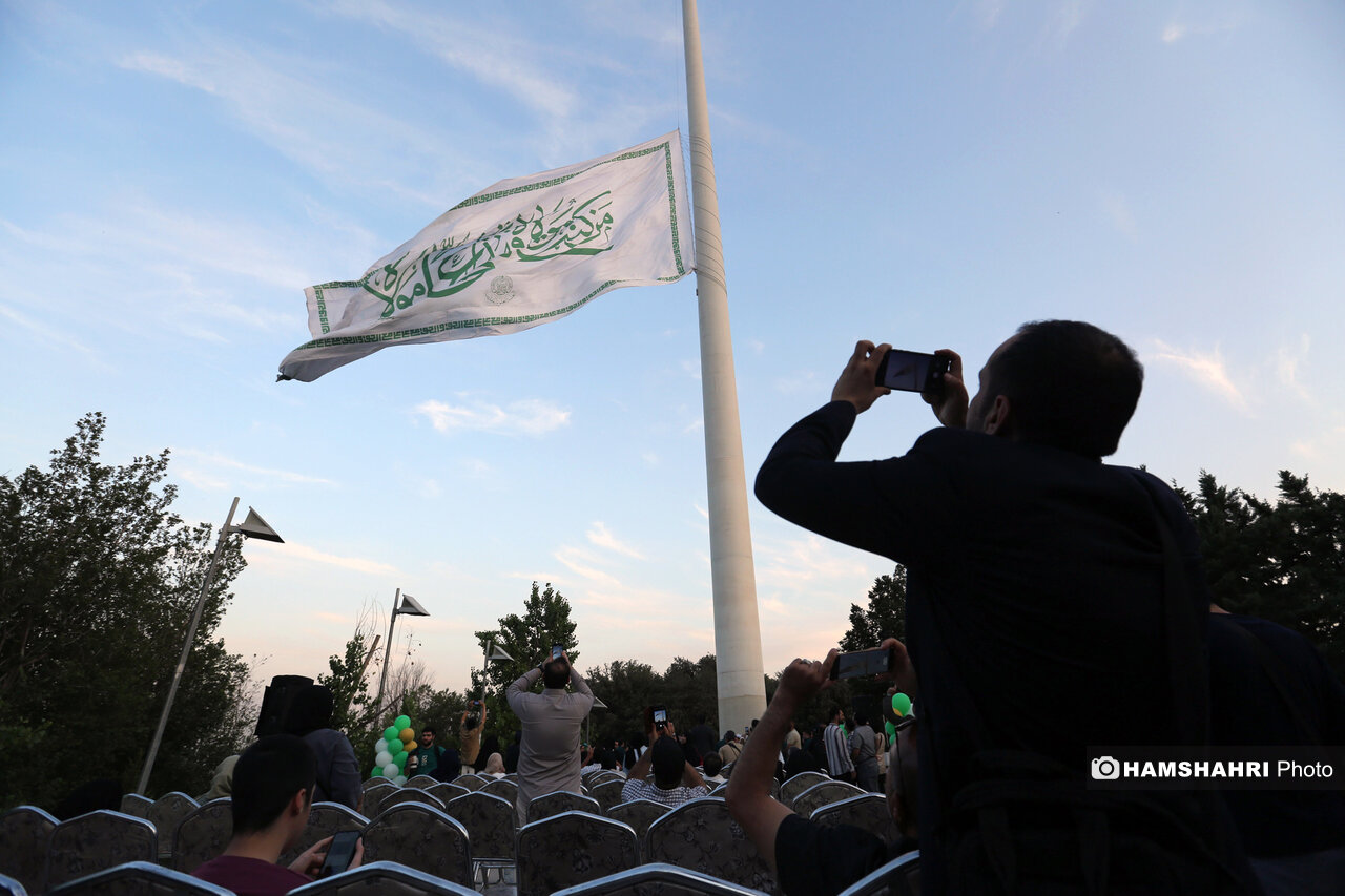 اهتزاز بزرگترین پرچم علوی بر فراز تهران