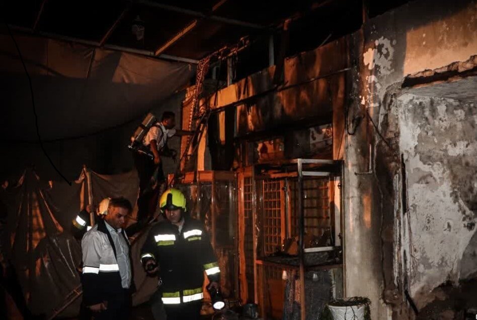 آتشسوزی در میدان نقش جهان اصفهان | ۲ واحد مسگری و قلمکاری در آتش سوختند + تصاویر