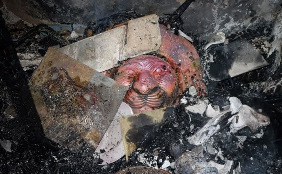 آتشسوزی در میدان نقش جهان اصفهان | ۲ واحد مسگری و قلمکاری در آتش سوختند + تصاویر