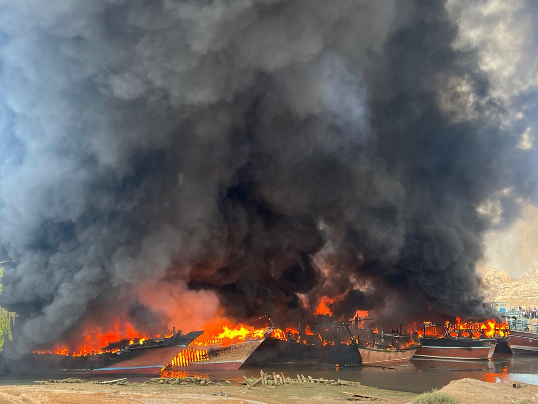 آتشسوزی در بندر پارسیان | لنجهای باری در آتش میسوزند + تصاویر