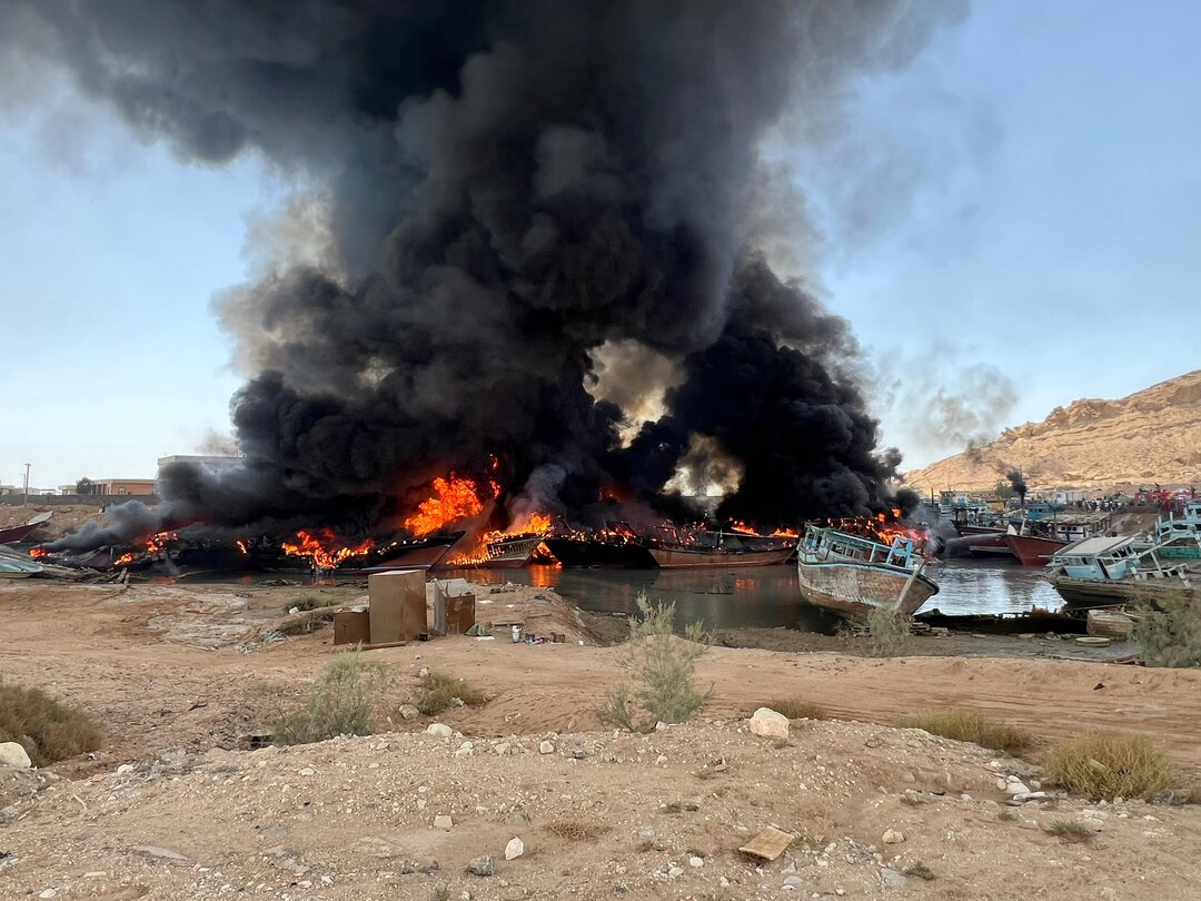 آتشسوزی در بندر پارسیان | لنجهای باری در آتش میسوزند + تصاویر