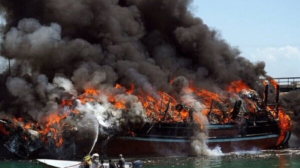 آتشسوزی در بندر پارسیان | لنجهای باری در آتش میسوزند + تصاویر