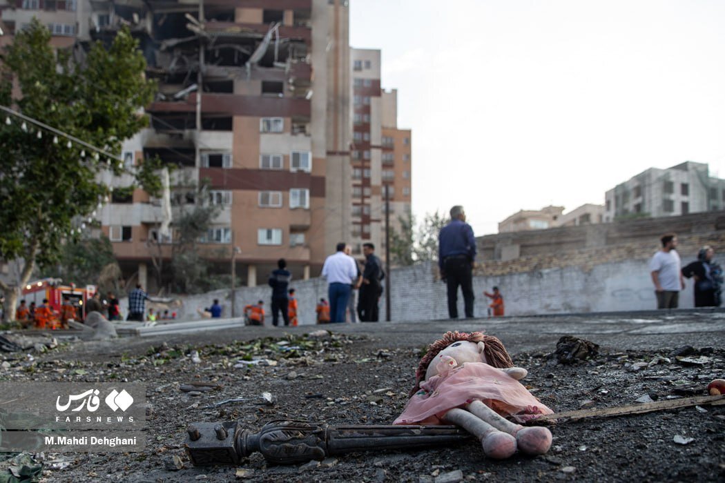 این عروسک را کشتند+ عکس | تصویری تلخ از حملۀ اسرائیل به یک ساختمان مسکونی در تهران تصویری از حملۀ اسرائیل به ساختمان مسکونی در میدان کتاب تهران