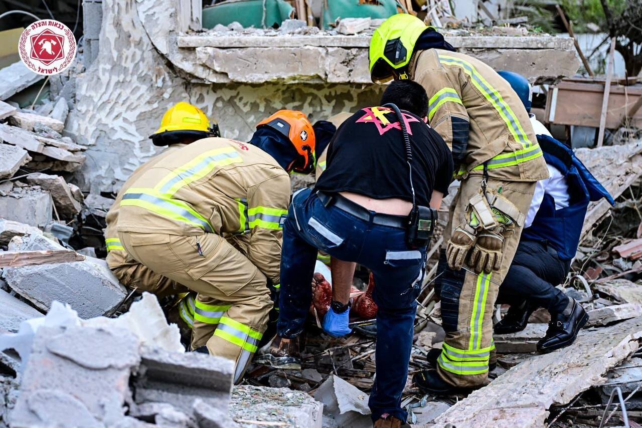 اصابت موشک به نزدیکیِ خانه یک فرمانده ارشد سرویس امنیتیِ اسرائیل | جسد یک نظامی از این خانه خارج شده است + عکس