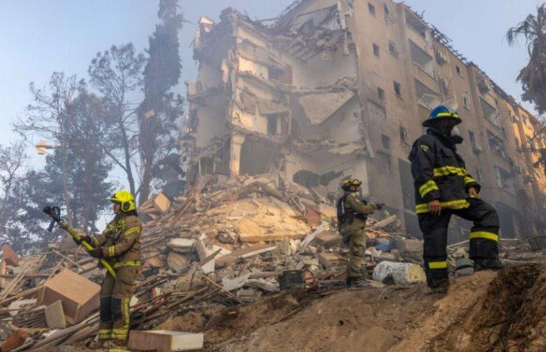 آخرین تصاویر از آثار تخریب و ویرانی ناشی از اصابت موشک‌های ایران در رحوفوت در منطقه تل آویو