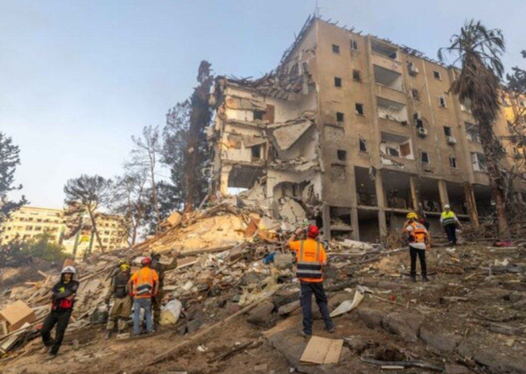 آخرین تصاویر از آثار تخریب و ویرانی ناشی از اصابت موشکهای ایران در رحوفوت در منطقه تل آویو