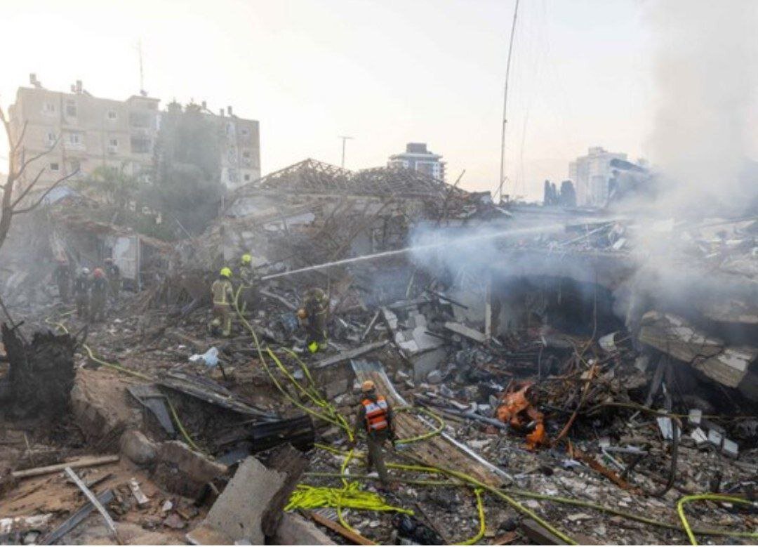 آخرین تصاویر از آثار تخریب و ویرانی ناشی از اصابت موشکهای ایران در رحوفوت در منطقه تل آویو