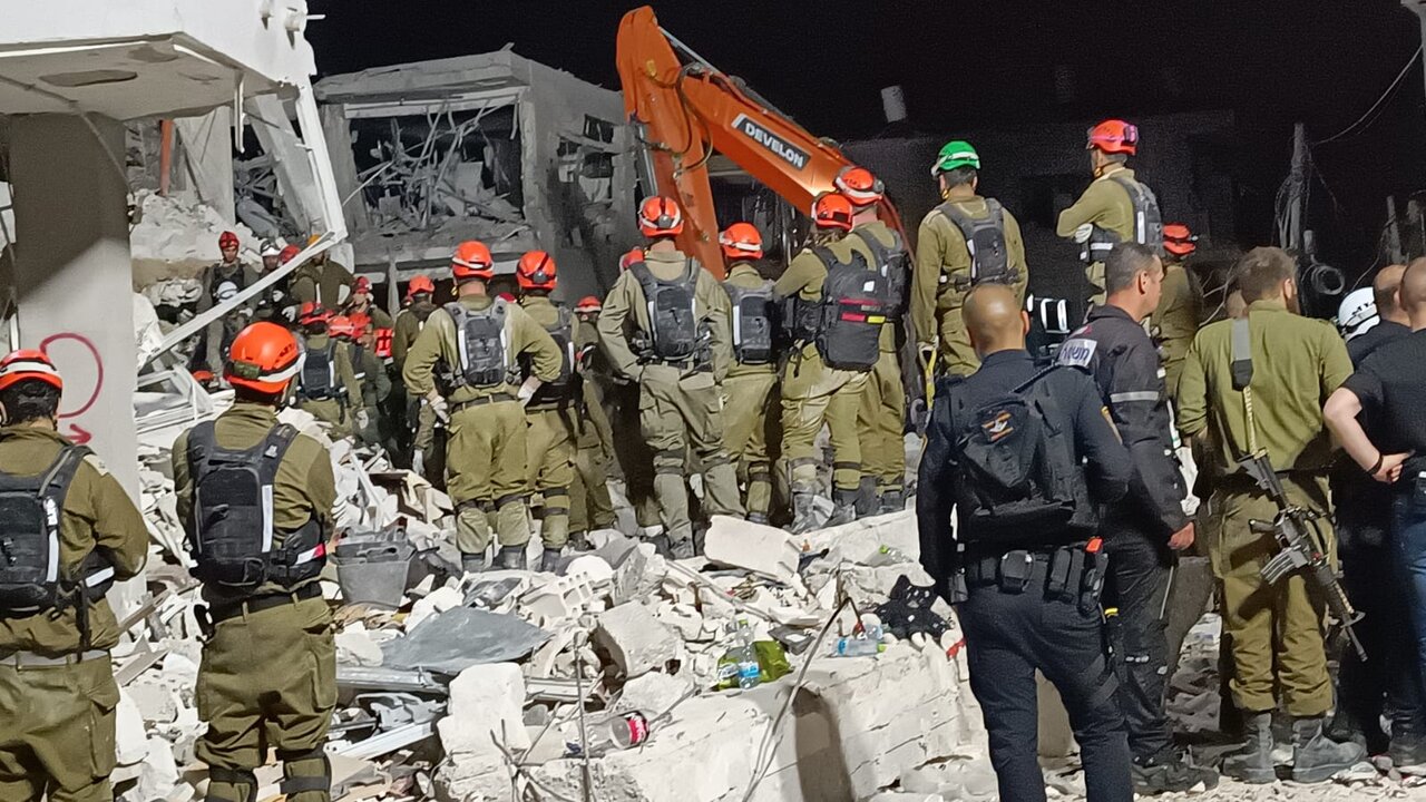 تصاویری از لحظه بیرون کشیدن جنازه ۲ صهیونیست دیگر از زیر آوار پس از حملات سنگین موشکی ایران + ویدئو