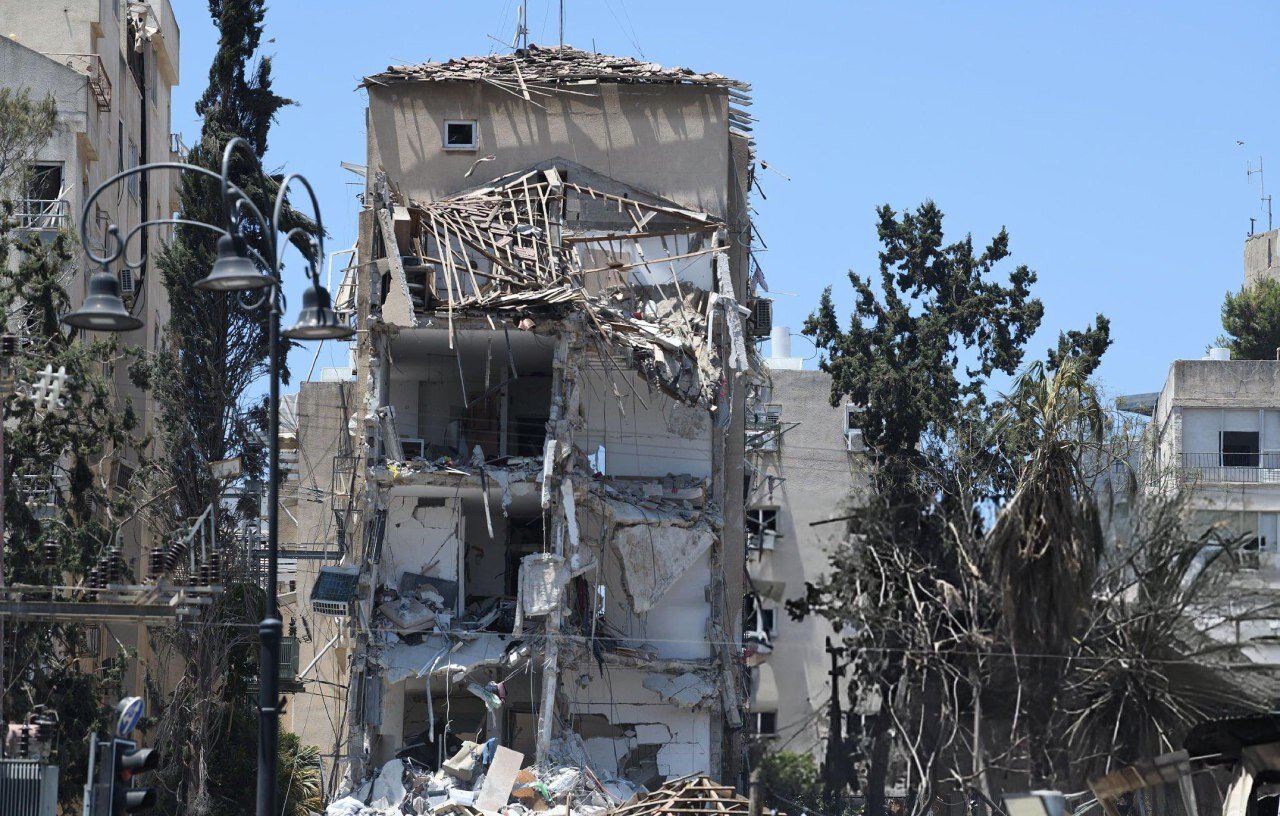 تصاویری از لحظه بیرون کشیدن جنازه ۲ صهیونیست دیگر از زیر آوار پس از حملات سنگین موشکی ایران + ویدئو