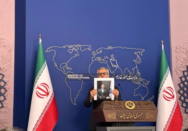 عکس هایی که بقایی به خبرنگاران نشان داد | واکنش به طرح بحث مذاکره در این شرایط | به ۳ کشور اروپایی هشدار داده بودیم | برنامه هستهای ایران زنده است