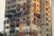 این عکس ایران را به گریه انداخت ؛ همسر و فرزند شهید رامین نصیری در کنار پیکر شهید