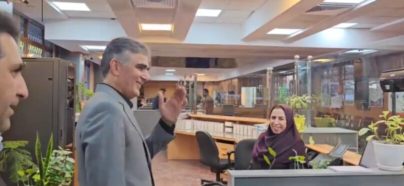 بازدید سرزده فرزین از برخی شعب بانکی | خدمات بانکی مانند ساتنا و پایا طبق روال عادی انجام می شود + عکس