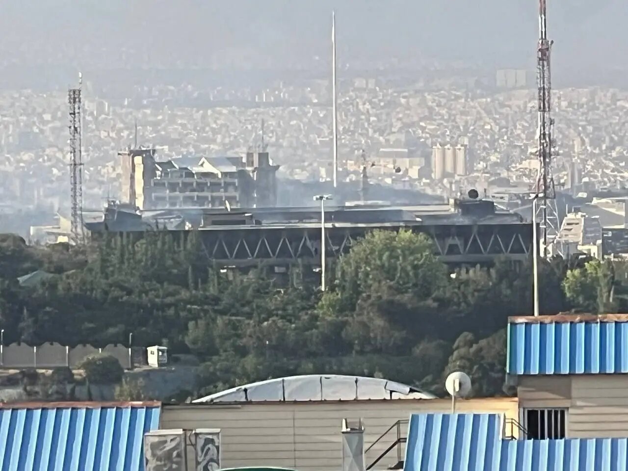 اولین عکس از ساختمان شیشه ای صدا و سیما پس از مهار آتش