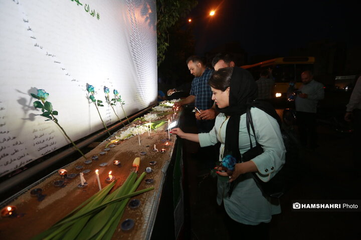 استقبال مردم از یادبود شهدای حوادث اخیر در میدان جمهوری اسلامی