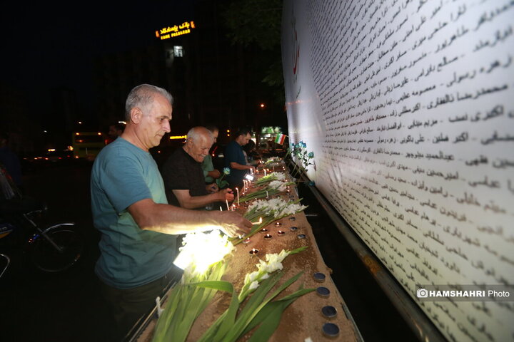 استقبال مردم از یادبود شهدای حوادث اخیر در میدان جمهوری اسلامی