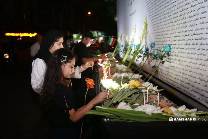 استقبال مردم از یادبود شهدای حوادث اخیر در میدان جمهوری اسلامی