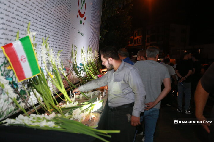 استقبال مردم از یادبود شهدای حوادث اخیر در میدان جمهوری اسلامی