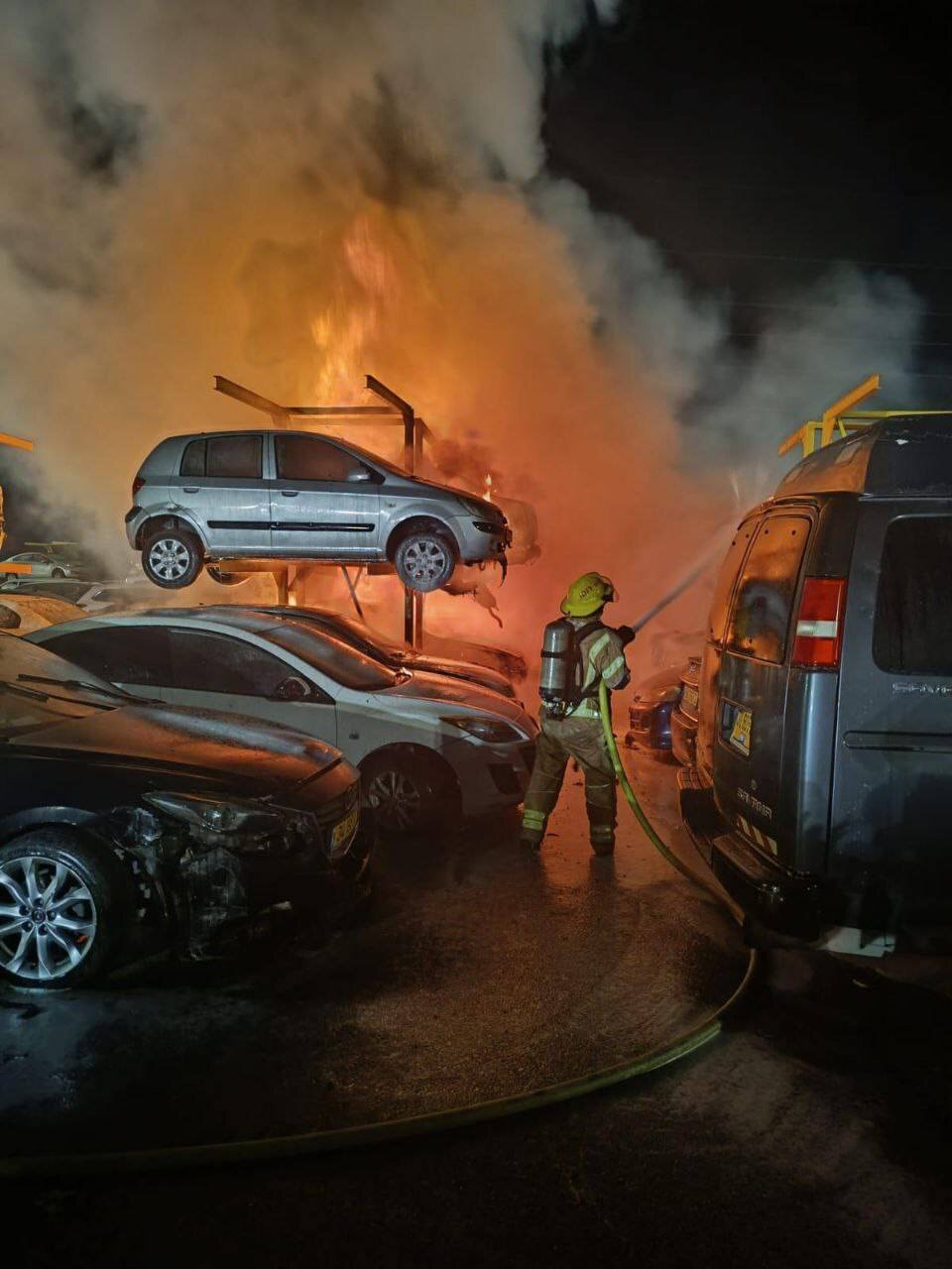 سوختن ۲۰ خودرو بر اثر حمله موشکی ایران + ویدئو و عکس