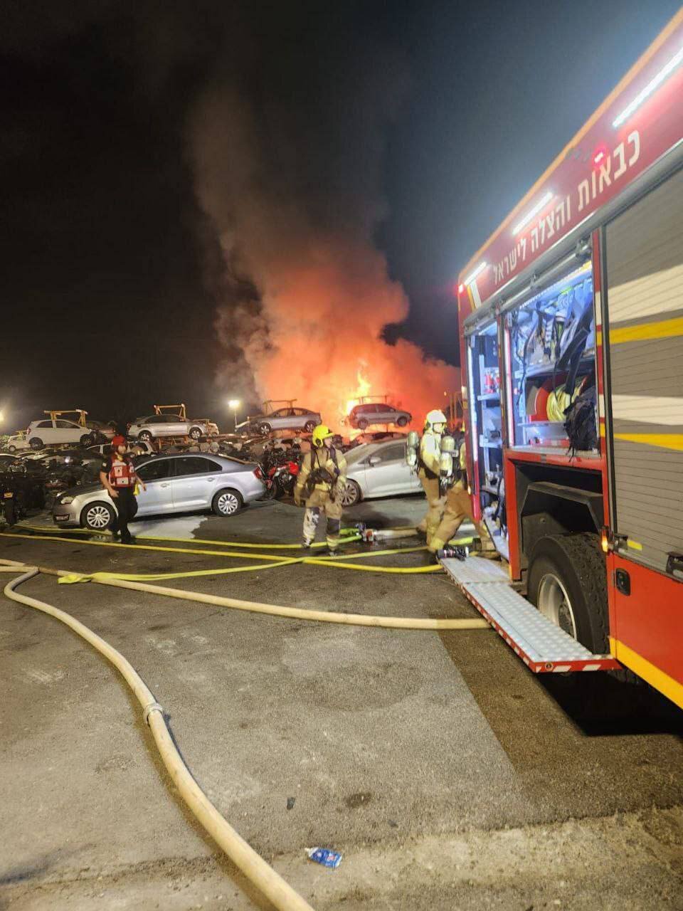 سوختن ۲۰ خودرو بر اثر حمله موشکی ایران + ویدئو و عکس