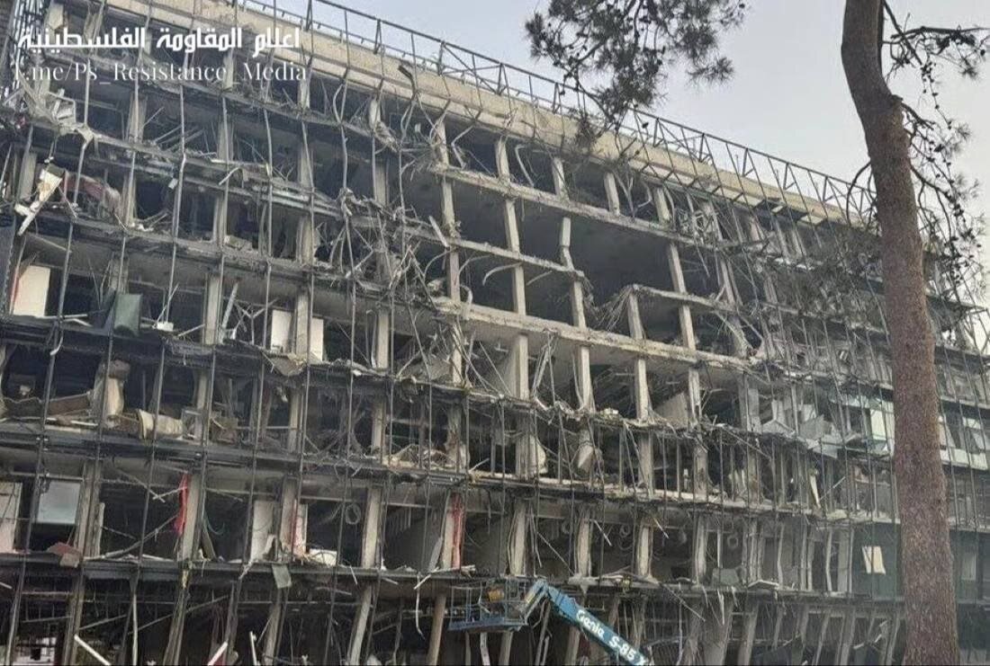 لحظات اولیه پس از حمله موشکی ایران که ساختمان اطلاعات نظامی ارتش رژیم صهیونیستی را هدف قرار داد | نابودی دهه‌ها تحقیقات علمی در لحظه‌ای کوتاه | تصاویر