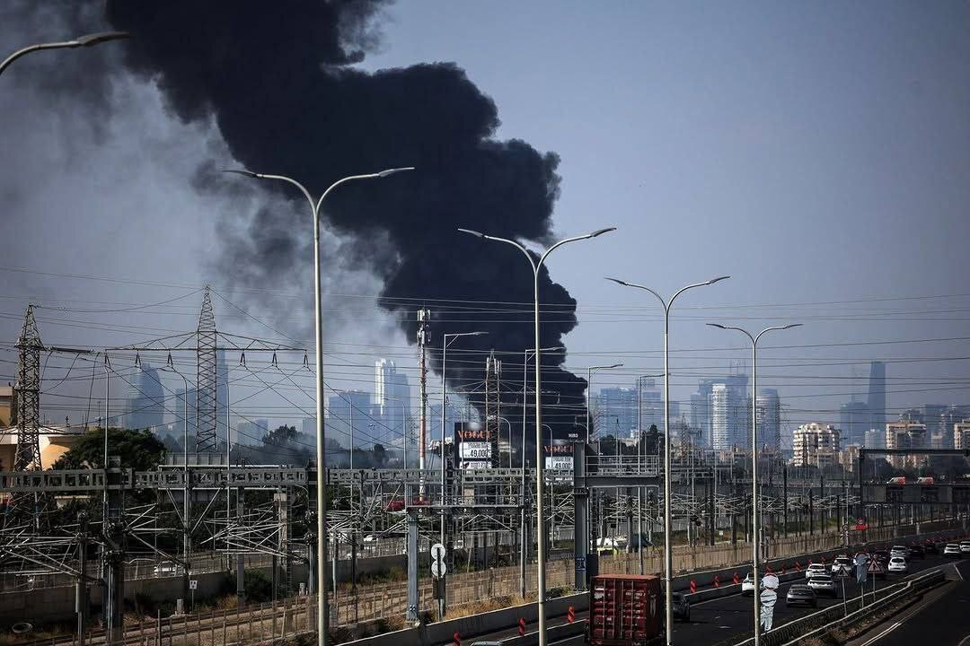لحظات اولیه پس از حمله موشکی ایران که ساختمان اطلاعات نظامی ارتش رژیم صهیونیستی را هدف قرار داد | نابودی دههها تحقیقات علمی در لحظهای کوتاه | تصاویر