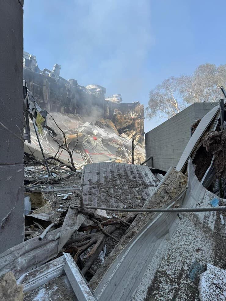 لحظات اولیه پس از حمله موشکی ایران که ساختمان اطلاعات نظامی ارتش رژیم صهیونیستی را هدف قرار داد | نابودی دهه‌ها تحقیقات علمی در لحظه‌ای کوتاه | تصاویر