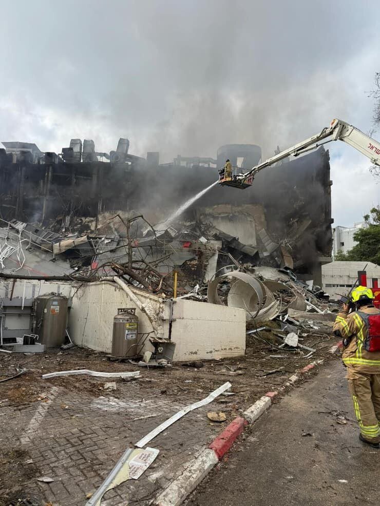 لحظات اولیه پس از حمله موشکی ایران که ساختمان اطلاعات نظامی ارتش رژیم صهیونیستی را هدف قرار داد | نابودی دهه‌ها تحقیقات علمی در لحظه‌ای کوتاه | تصاویر