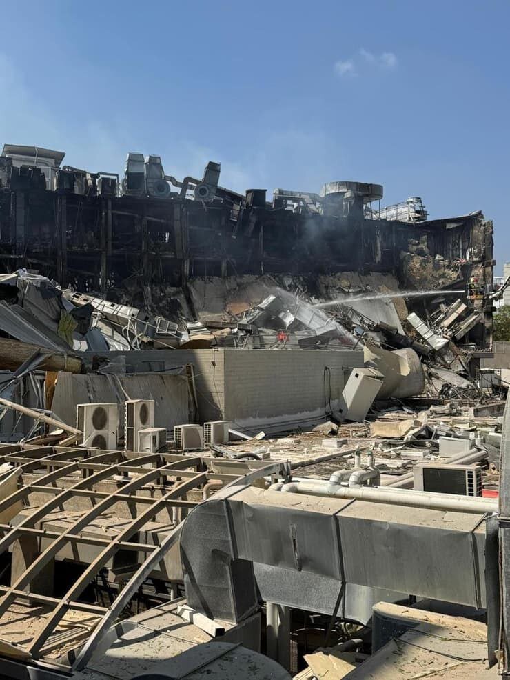 لحظات اولیه پس از حمله موشکی ایران که ساختمان اطلاعات نظامی ارتش رژیم صهیونیستی را هدف قرار داد | نابودی دهه‌ها تحقیقات علمی در لحظه‌ای کوتاه | تصاویر