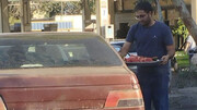 زیباترین صحنه‌های جنگ‌ در چند قاب ؛ از نانوایی که روی نان‌ها نوشته «وطن» تا پخش هندوانه و شربت در صف پمپ بنزین‌ها + عکس و فیلم