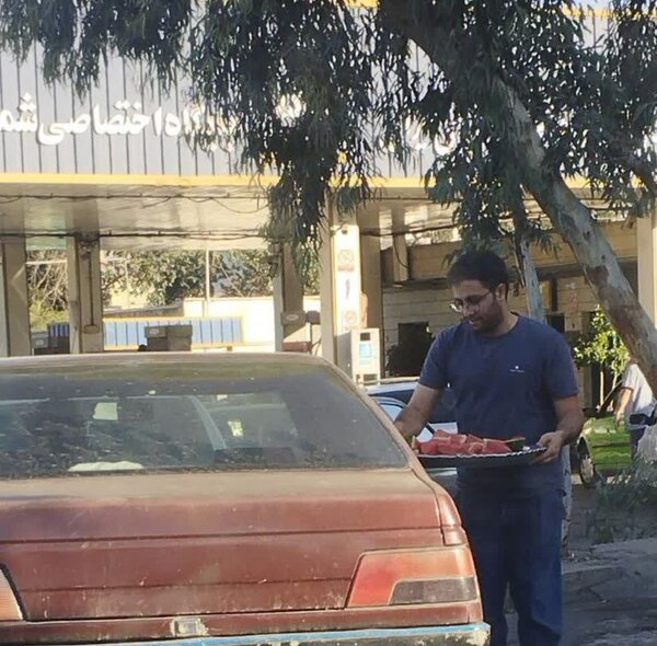 زیباترین صحنههای جنگ در چند قاب ؛ از نانوایی که روی نانها نوشته «وطن» تا پخش هندوانه و شربت در صف پمپ بنزینها + عکس و فیلم