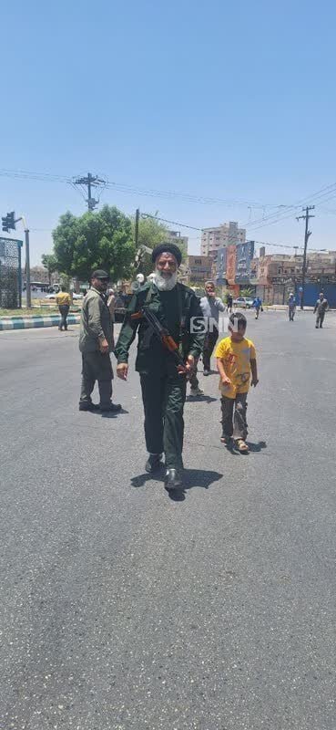 امام جمعه اهواز با لباس نظامی و سلاح