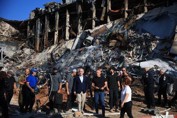 تصویری از حضور نتانیاهو در میان خرابههای مرکز وایزمن