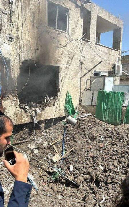 ساختمانی در شهر بیت شین که توسط یک پهپاد ایرانی به ویرانه تبدیل شده است | تصاویر