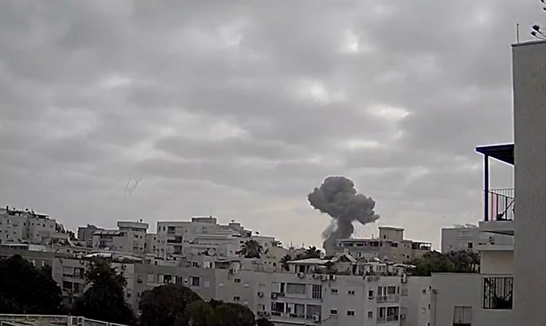 تصاویر دوربین مدابسته از لحظه برخورد موشک ایرانی در تل‌آویو