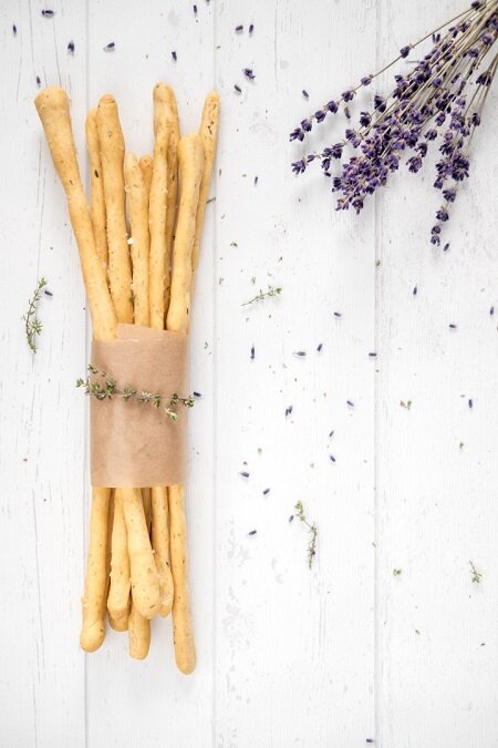 نان گریسینی؛ نان ترد و بیسکویتی ایتالیایی