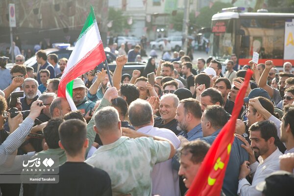 حضور پزشکیان در میدان انقلاب تهران | تصاویری از تجمع مردم برای محکومیت جنایات آمریکا و رژیم صهیونیستی