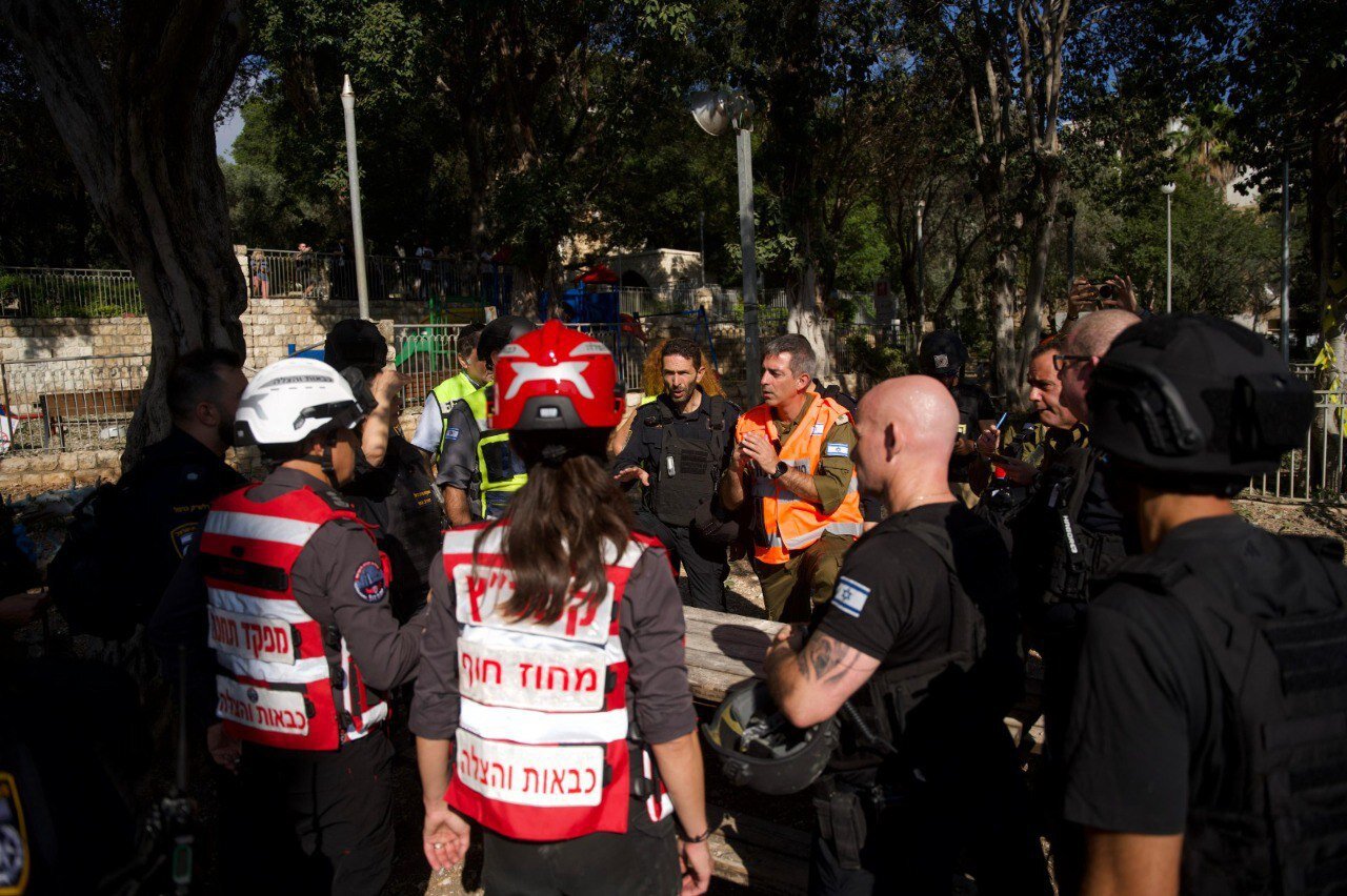 سگ‌های صهیونیست به‌دنبال مفقودی‌ها | تصاویر