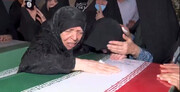 تصاویر تلخ از آخرین وداع مادر سردار شهید با پیکر فرزندش