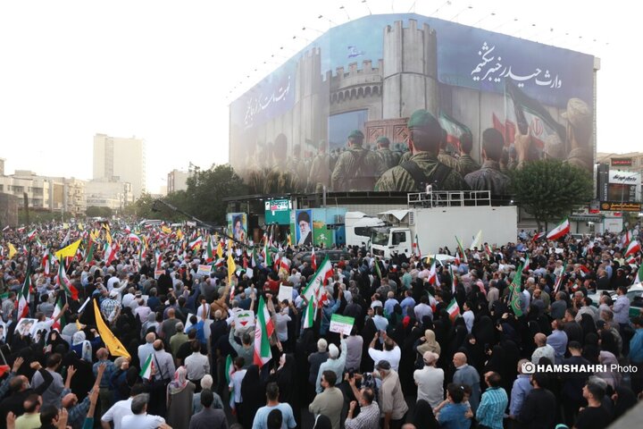 اجتماع مردمی در حمایت و تشکر از نیروهای مسلح در میدان انقلاب