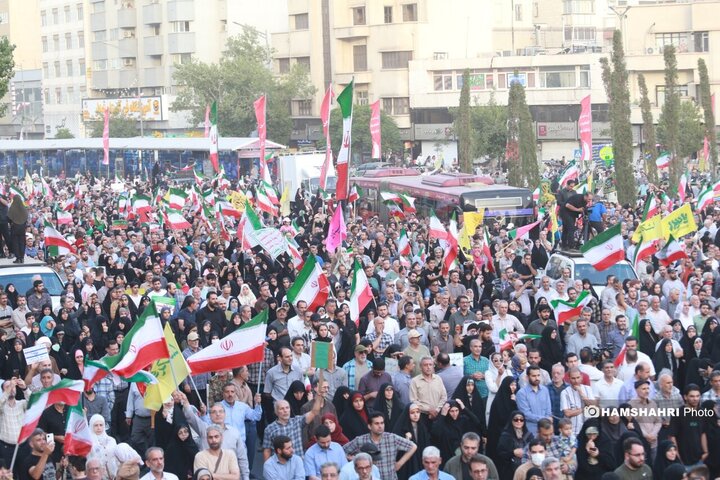 اجتماع مردمی در حمایت و تشکر از نیروهای مسلح در میدان انقلاب