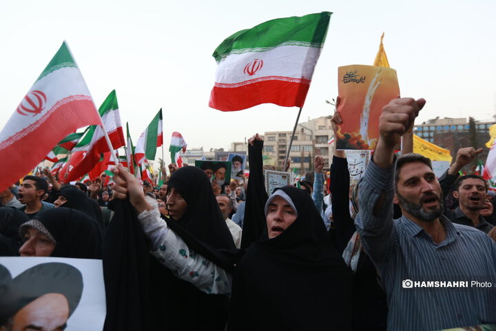 اجتماع مردمی در حمایت و تشکر از نیروهای مسلح در میدان انقلاب