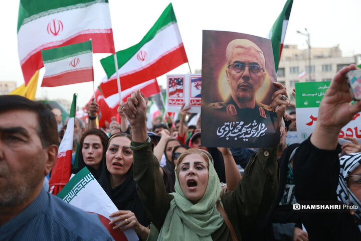 اجتماع مردمی در حمایت و تشکر از نیروهای مسلح در میدان انقلاب