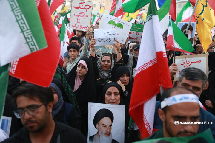 اجتماع مردمی در حمایت و تشکر از نیروهای مسلح در میدان انقلاب