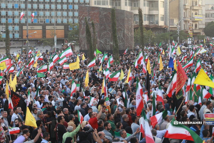 اجتماع مردمی در حمایت و تشکر از نیروهای مسلح در میدان انقلاب