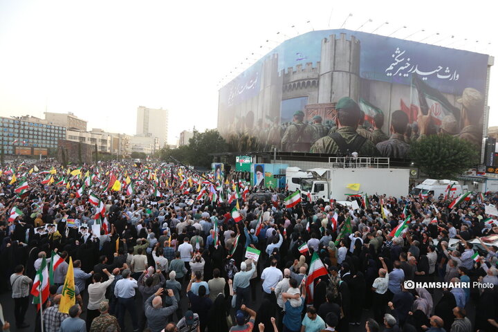 اجتماع مردمی در حمایت و تشکر از نیروهای مسلح در میدان انقلاب