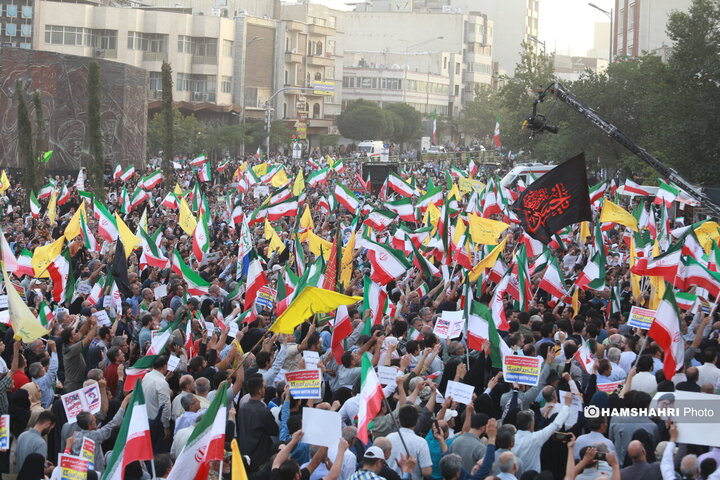 اجتماع مردمی در حمایت و تشکر از نیروهای مسلح در میدان انقلاب