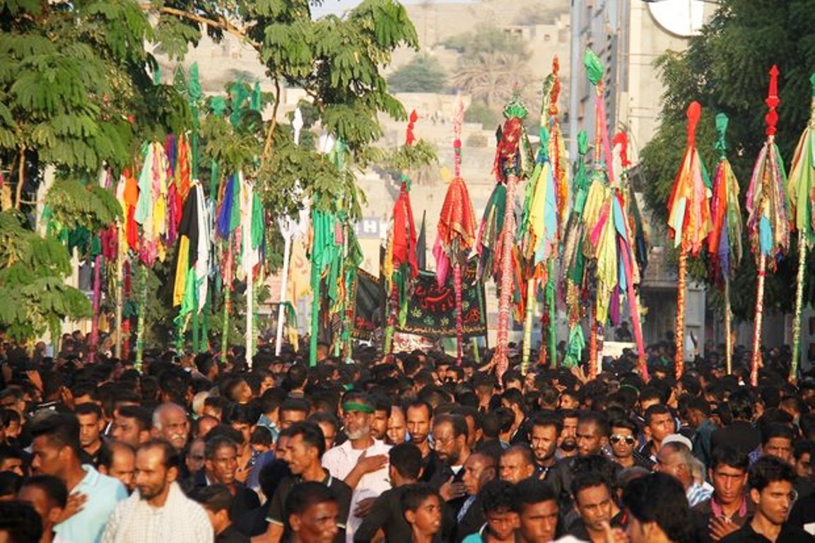 علم‌ ها غسل می‌ کنند | شهر مهیای عزای حسین (ع) می شود