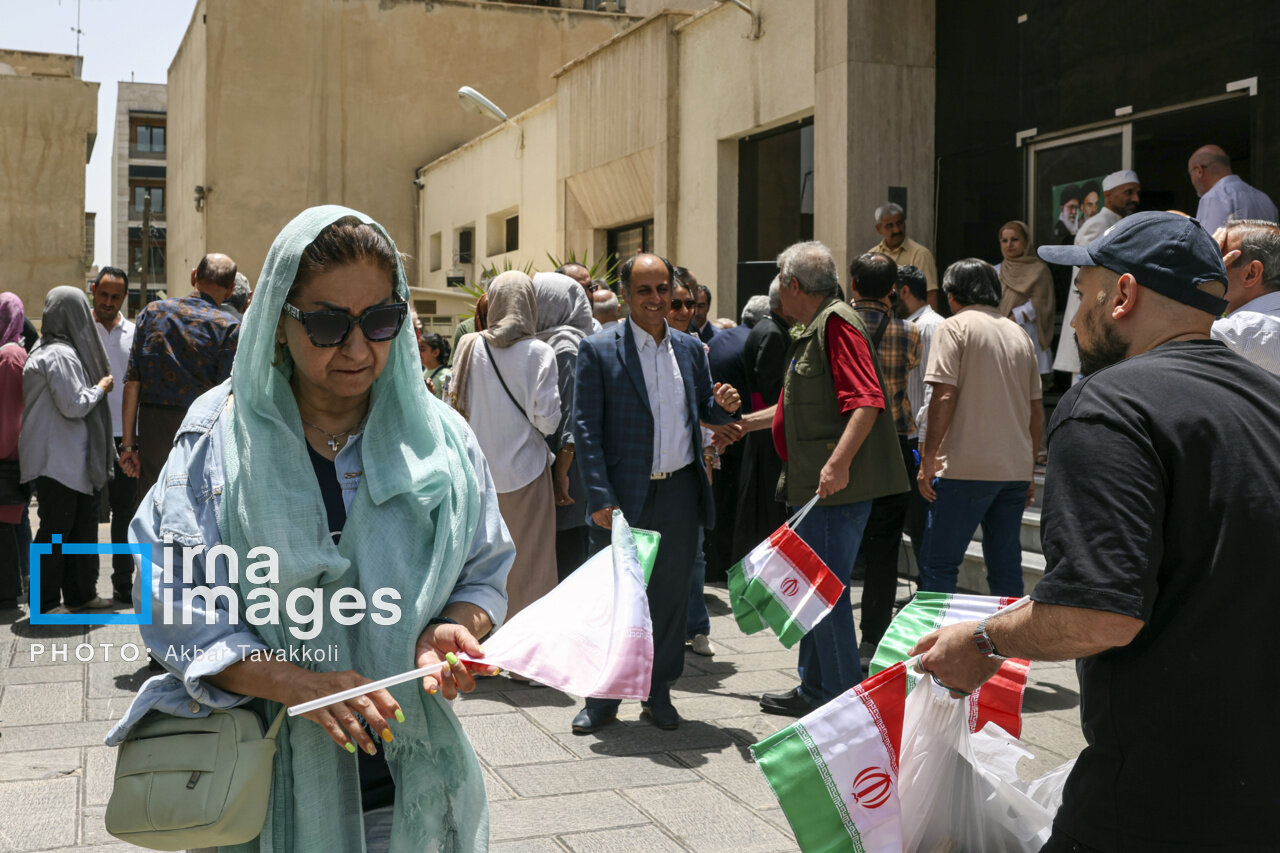 گردهمایی مسیحیان تهران در کلیسای گریگور مقدس در حمایت از نیروهای مسلح گردهمایی مسیحیان تهران در کلیسای گریگور مقدس در حمایت از نیروهای مسلح