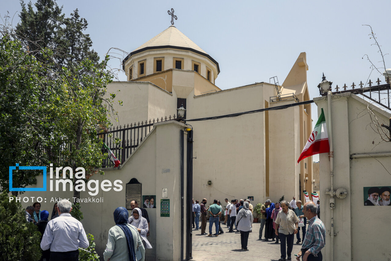 گردهمایی مسیحیان تهران در کلیسای گریگور مقدس در حمایت از نیروهای مسلح گردهمایی مسیحیان تهران در کلیسای گریگور مقدس در حمایت از نیروهای مسلح